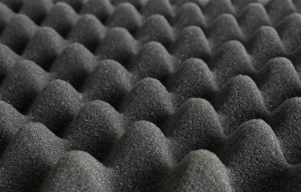 Schwarzer Schaumstoff mit Erhöhungen