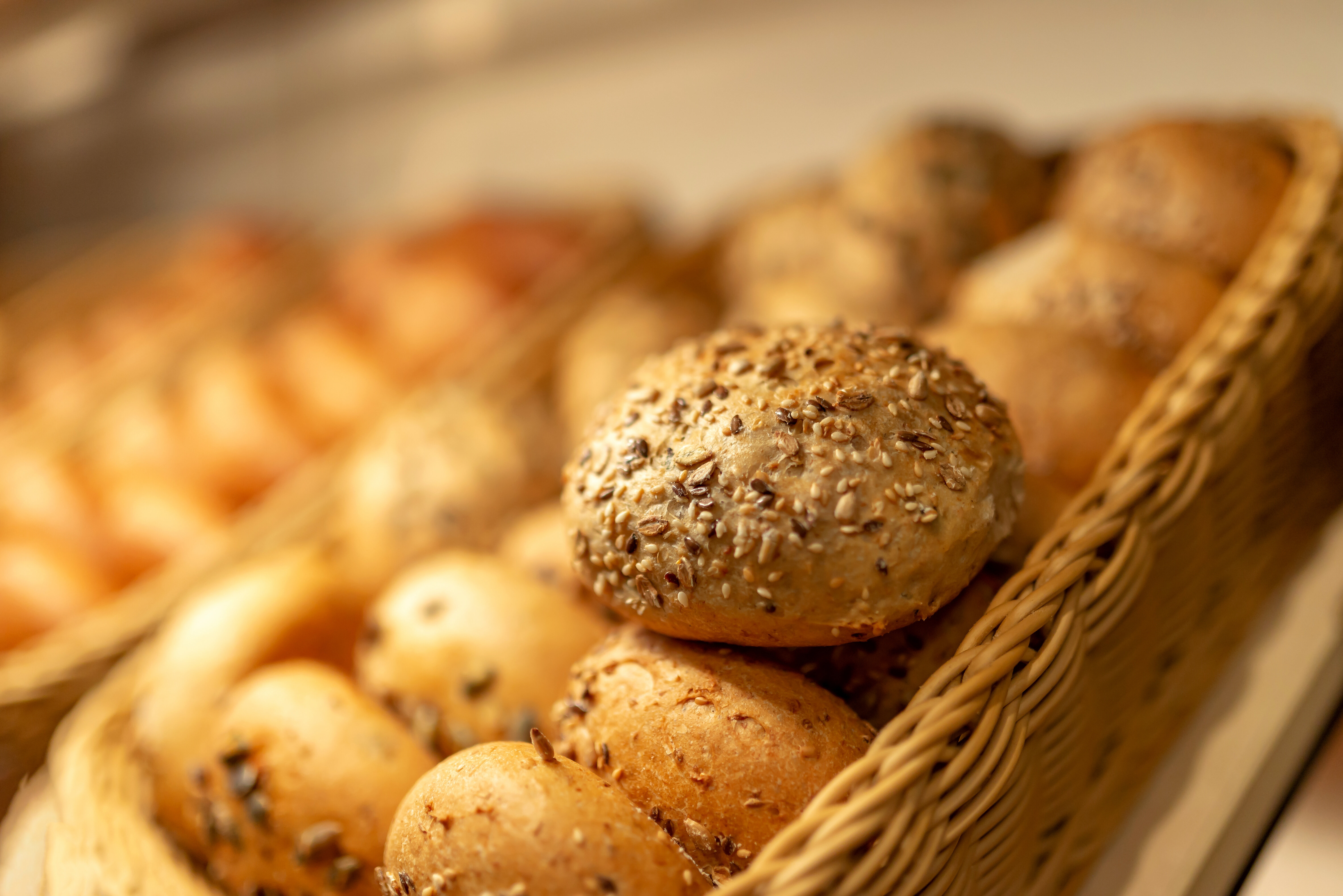 Verschiedene Brötchen in Brotkörben
