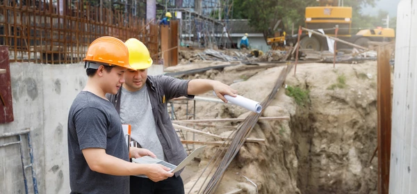 2 Bauarbeiter auf einer Baustelle