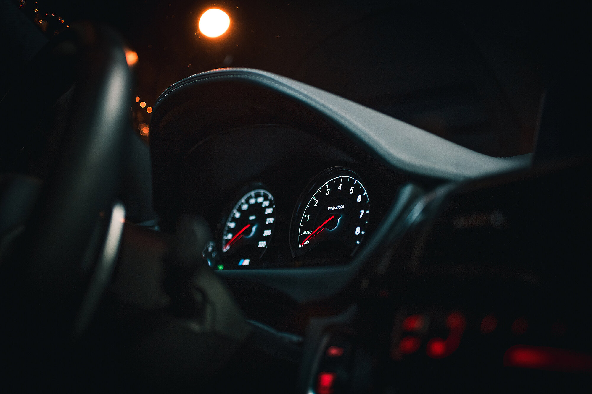 Cockpit eines Autos in schwarz