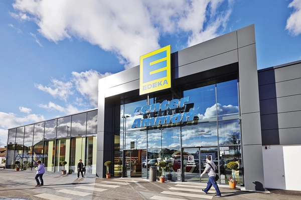 EDEKA Eingangsbereich mit Glasfront und Kunden davor