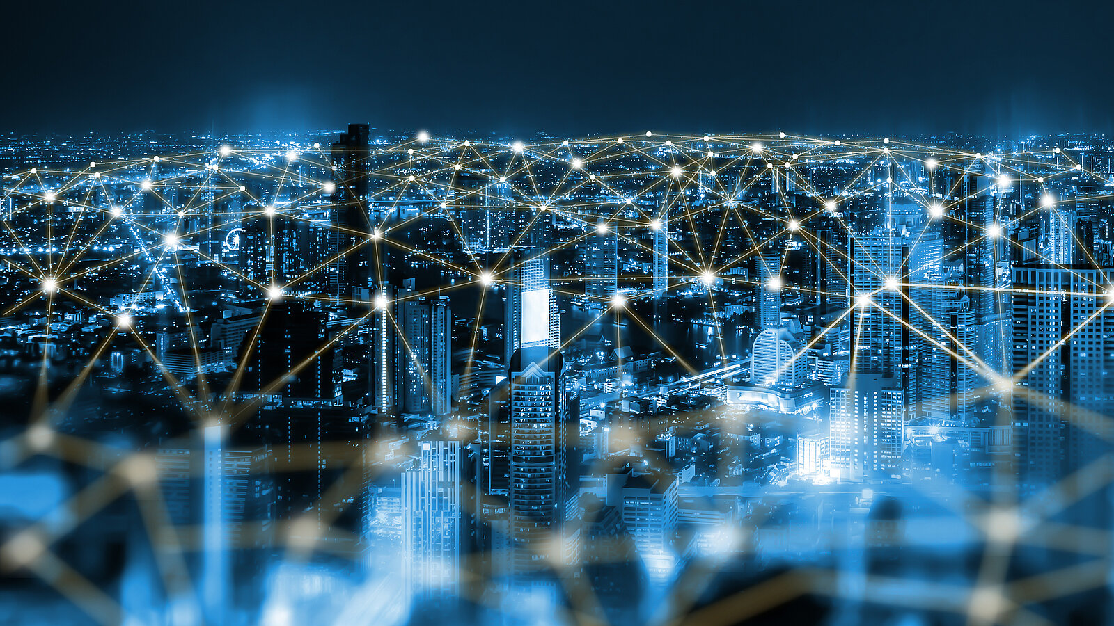 Skyline einer Großstadt bei Nacht, in der jedes Gebäude virtuell verbunden ist
