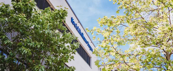 Außenaufnahme Kreisklinikum Siegen, hinter Bäumen