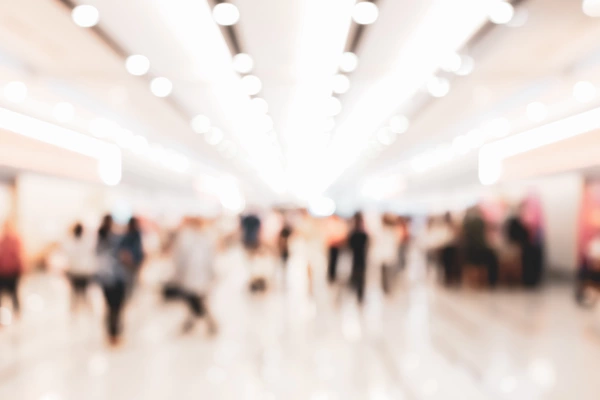 Herumlaufende Menschen auf einer Messe, verschwommen