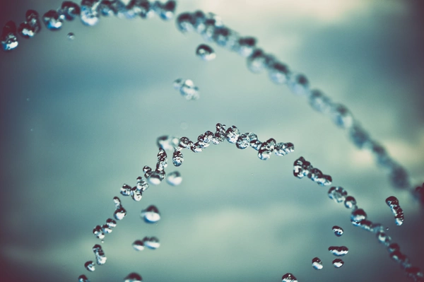Wassertropfen, die einen leichten Strahl bilden