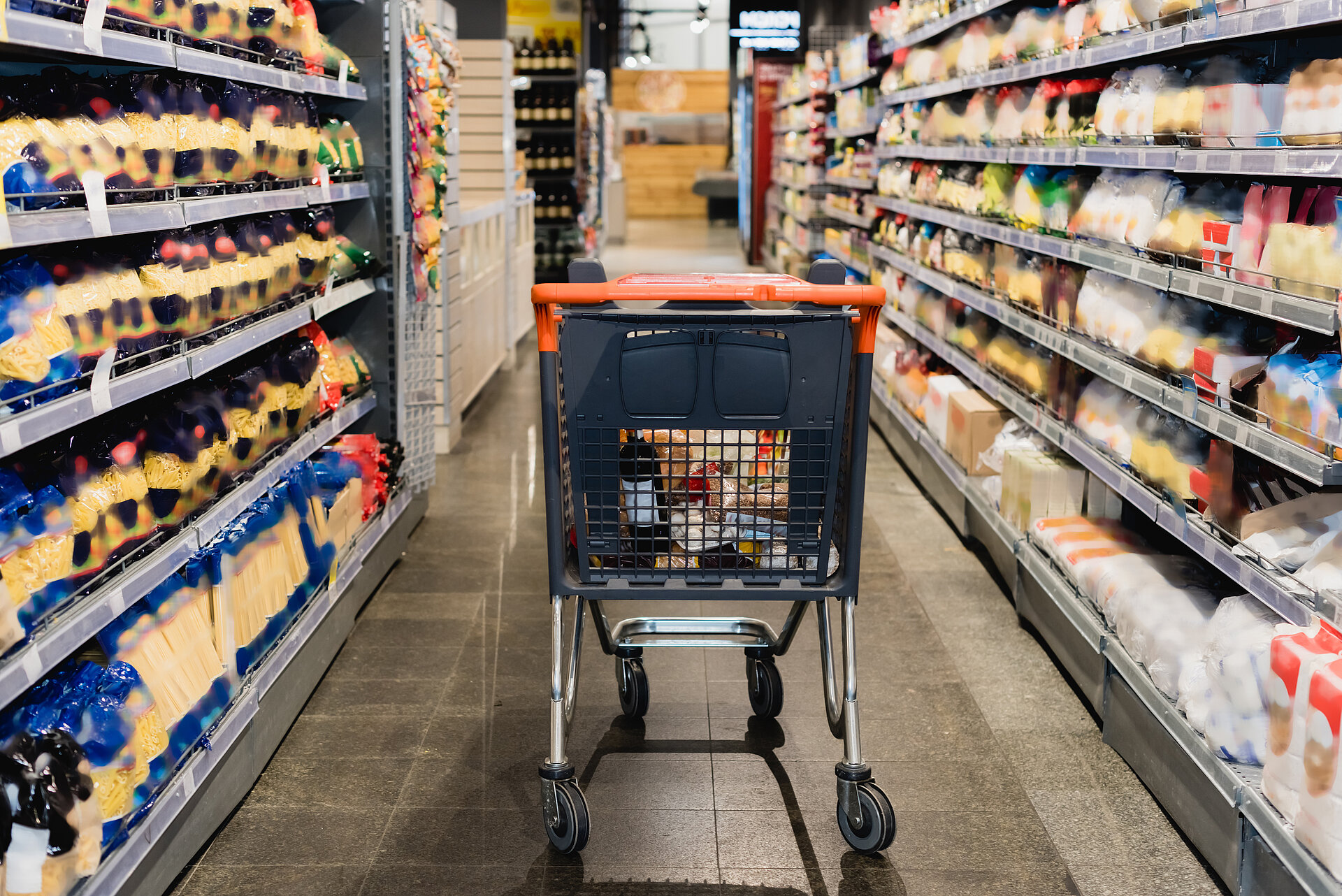Ein Einkaufswagen in einem Supermarkt