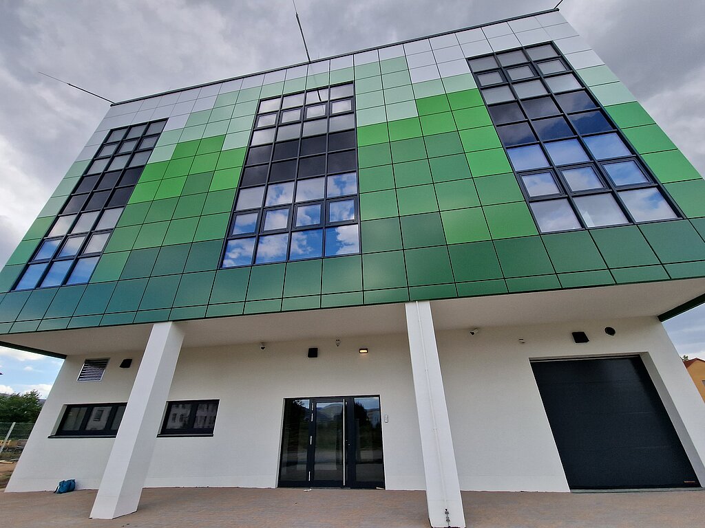 Vorderseite nexspace Rechenzentrum von unten, quer