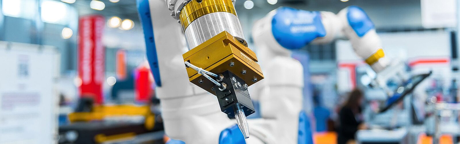 verschiedene Roboter und -arme, die in der Industrie an etwas arbeiten