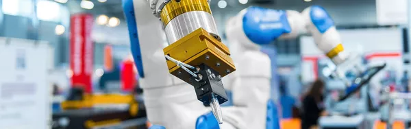 verschiedene Roboter und -arme, die in der Industrie an etwas arbeiten