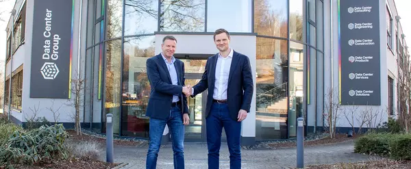 Ralf Siefen, Geschäftsführer der Data Center Group und Christopher Stief, Geschäftsführer Data Center Partners vor der Firmenzentrale der Data Center Group