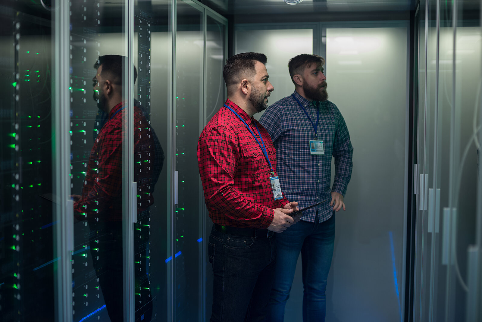 Zwei Männer im Rechenzentrum schauen sich Server-Racks an