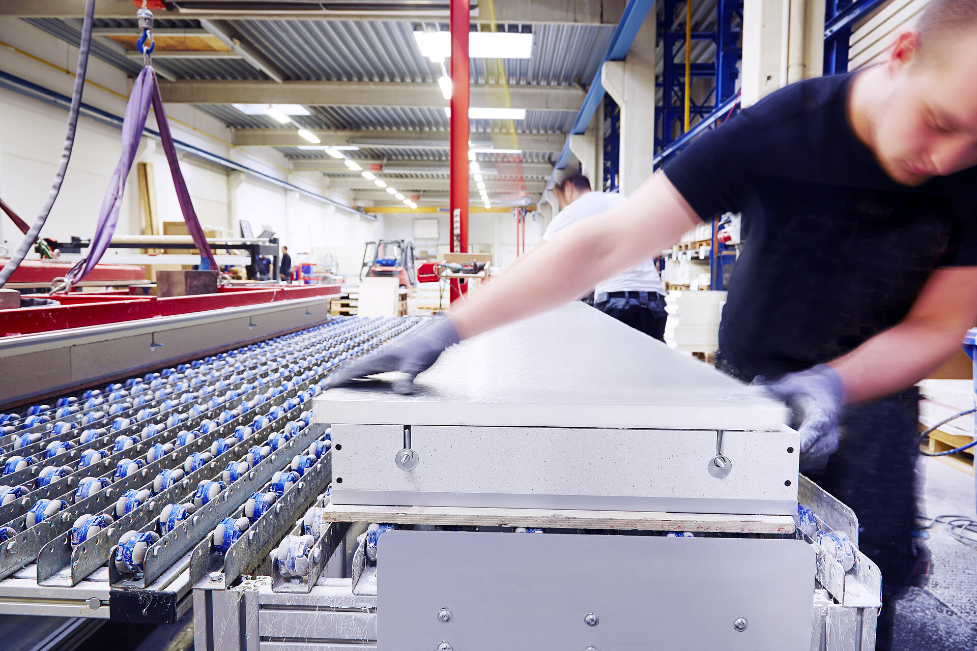 Arbeitssituation, in der ein Mann ein Teil bearbeitet