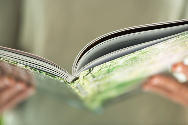 Gebundenes Buch in der Hand einer Frau
