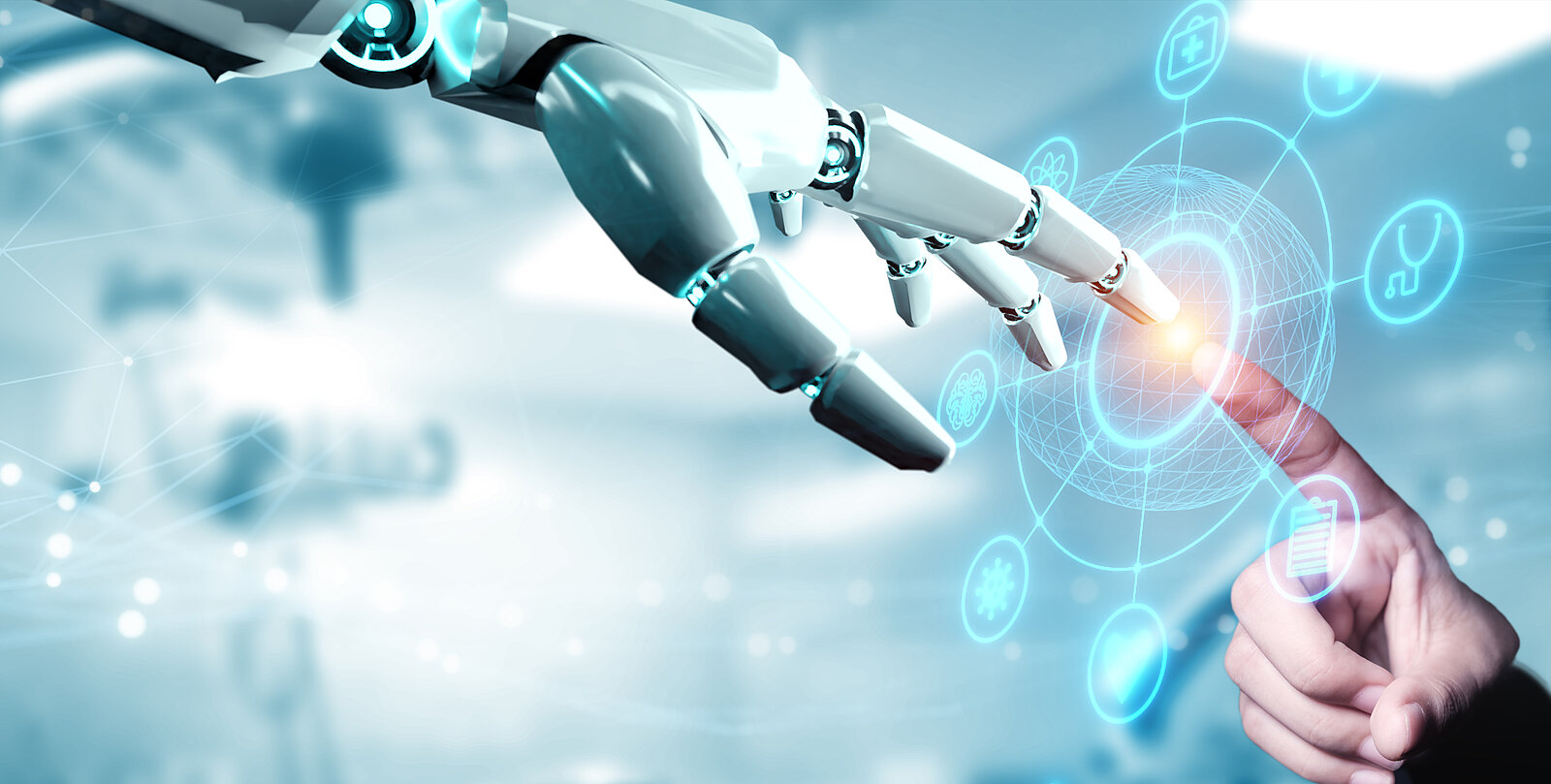 Eine menschliche Hand und eine Cyborg-Hand berühren sich mit dem Zeigefinger
