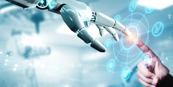 Eine menschliche Hand und eine Cyborg-Hand berühren sich mit dem Zeigefinger