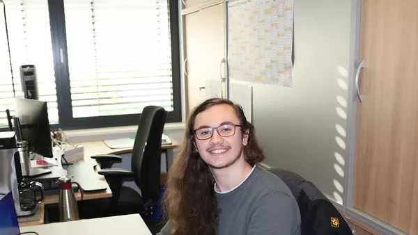 Paul Böhmer an einem Schreibtisch