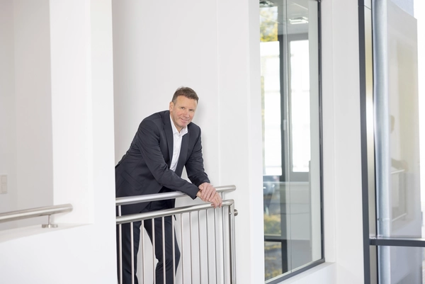 Managing Director Ralf Siefen in the foyer of the Data Center Group headquarters