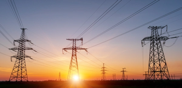 3 Strommasten im Sonnenuntergang
