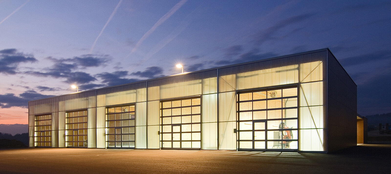 Hörmann Halle beleuchtet am Abend