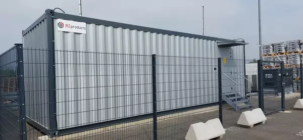 Container mit einem Zaun