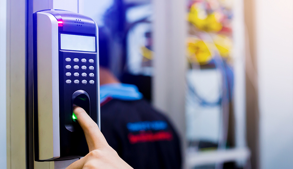 Im Vordergrund Sicherheitssystem mit Pin-Eingabe, dahinter ein Techniker in einem Rechenzentrum