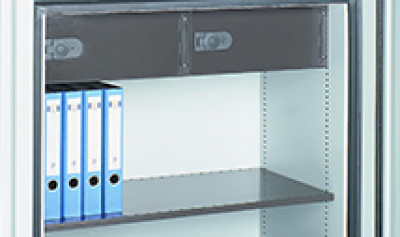 Innenfach eines Safes, 4 hellblaue Ordner auf der linken Seite