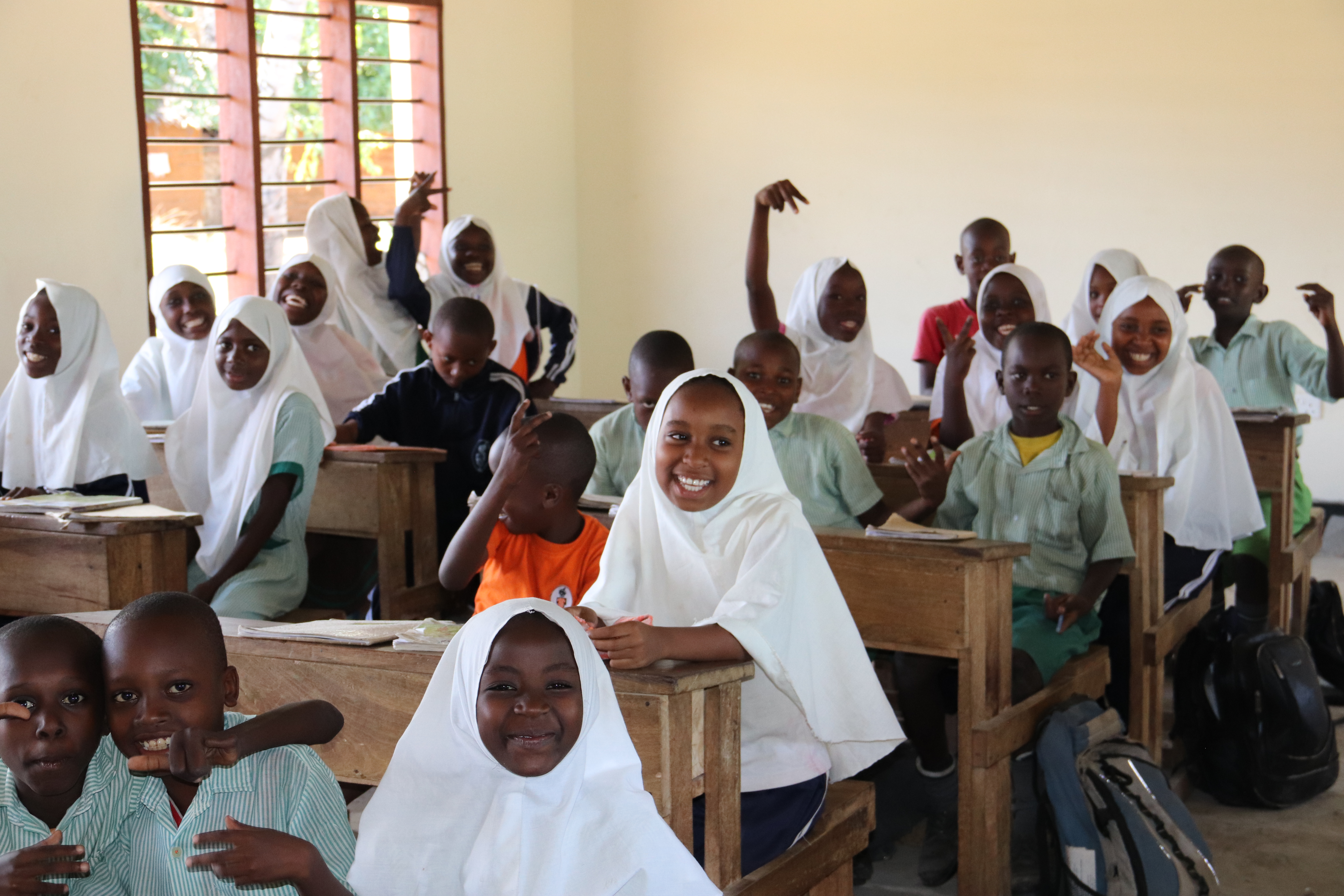 Kinder im Klassenzimmer in der Schule in Kidzangoni