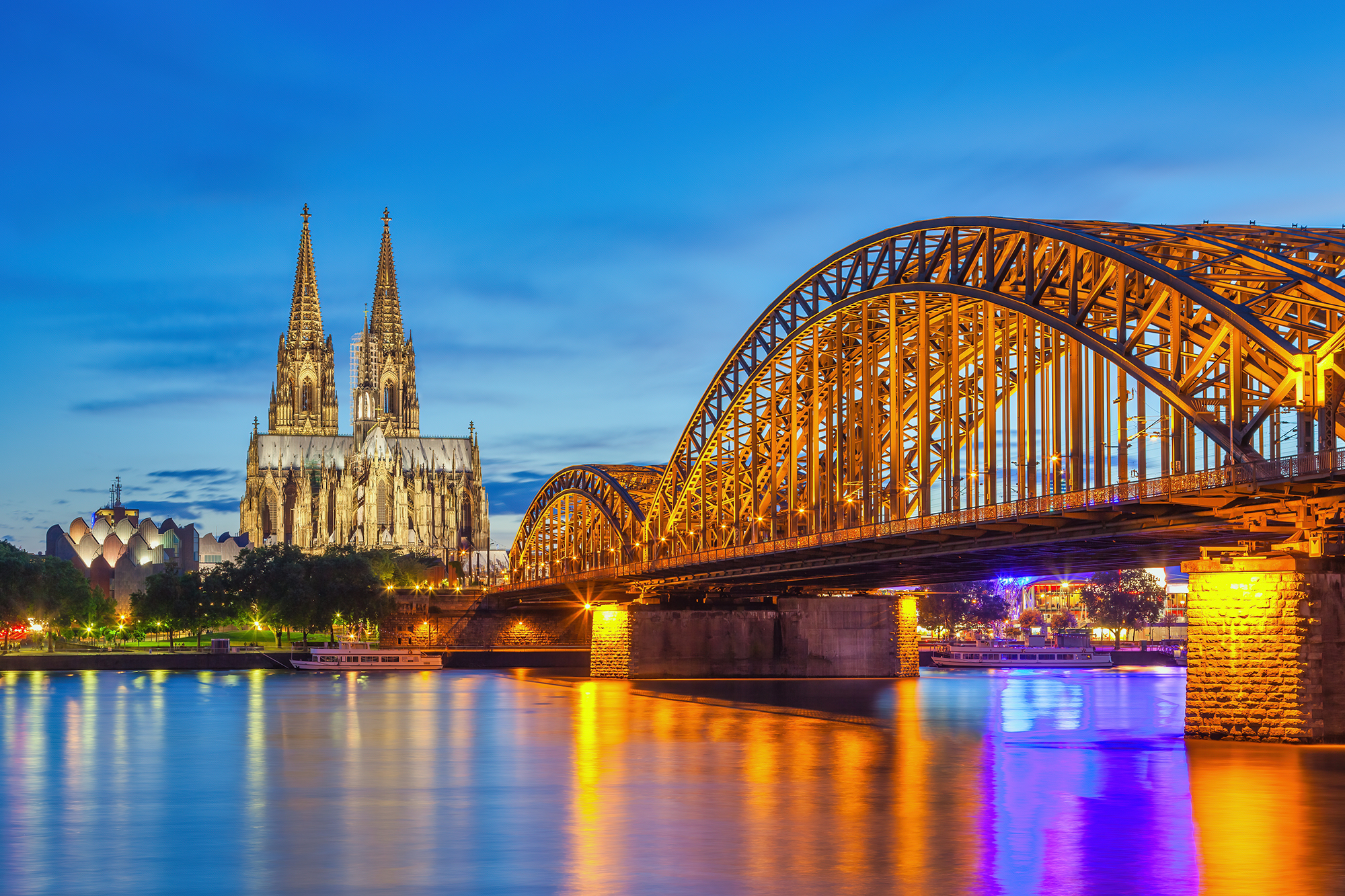 Skyline der Stadt Köln mit dem Kölner Dom links und der Brücke rechts