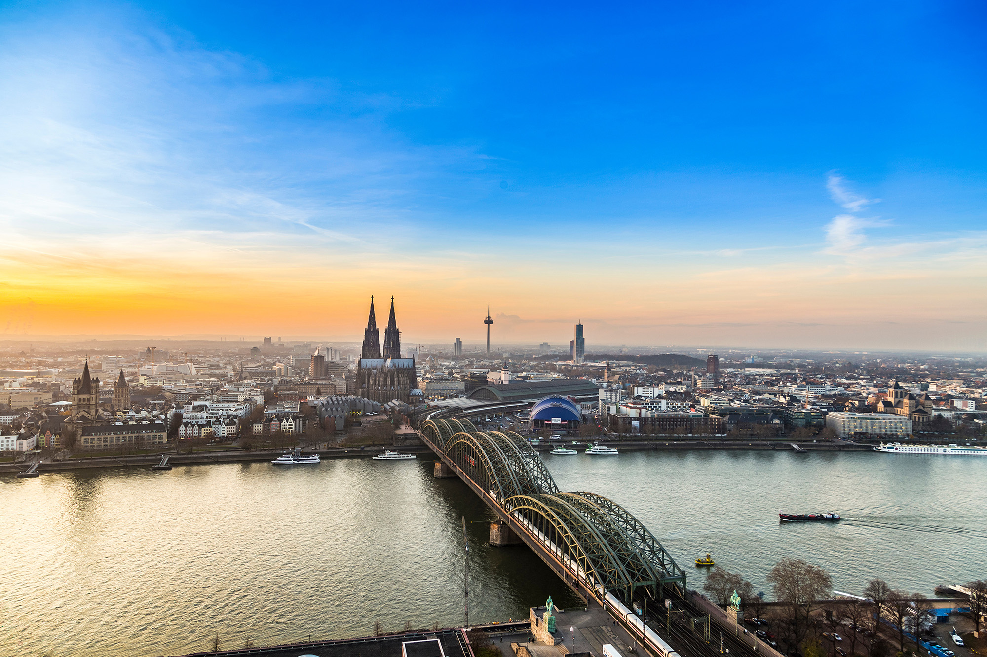 Stadtbild von Köln mit Kölner Dom, Rheinbrücke und Rhein