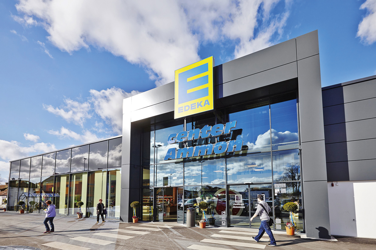 EDEKA Eingangsbereich mit Glasfront und Kunden davor