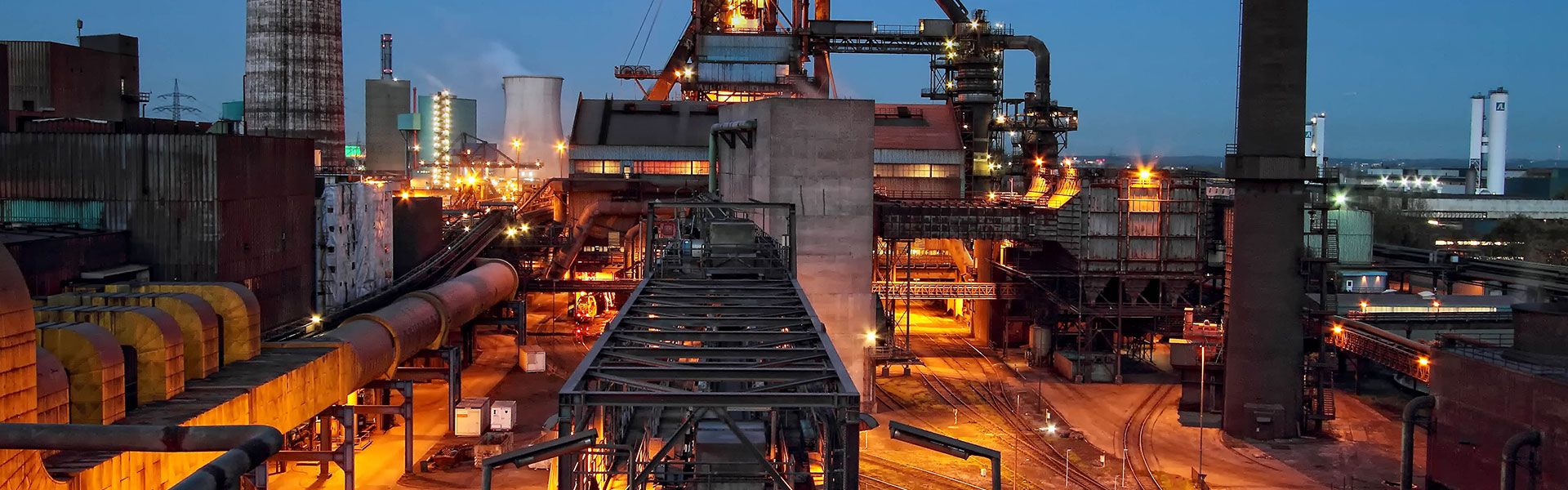 HKM-Werk bei Nacht mit diversen Luftschächten und Schornsteinen