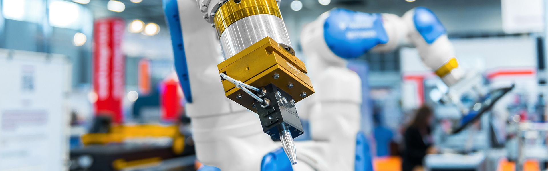 verschiedene Roboter und -arme, die in der Industrie an etwas arbeiten