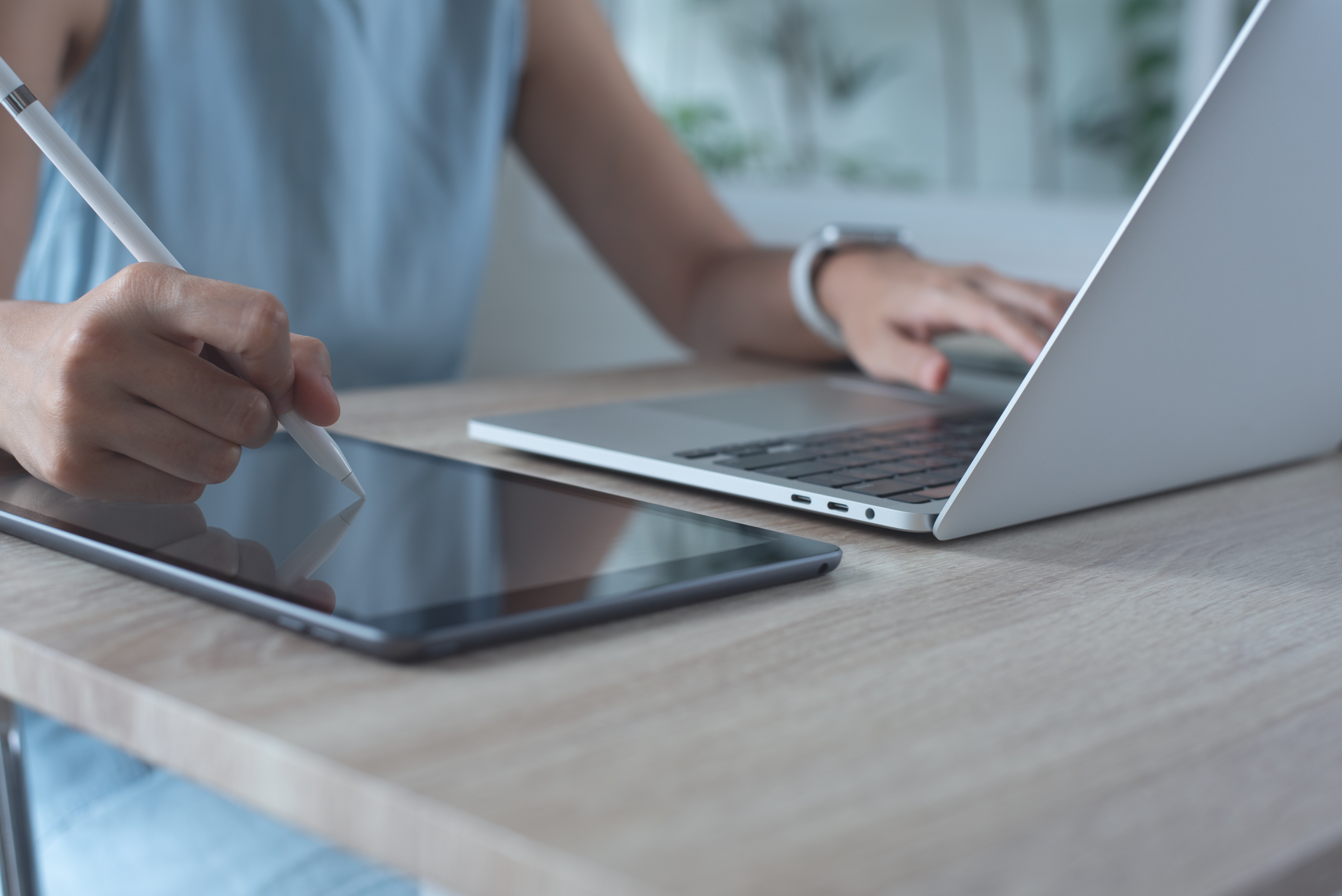 Arbeit an Tablet und Laptop