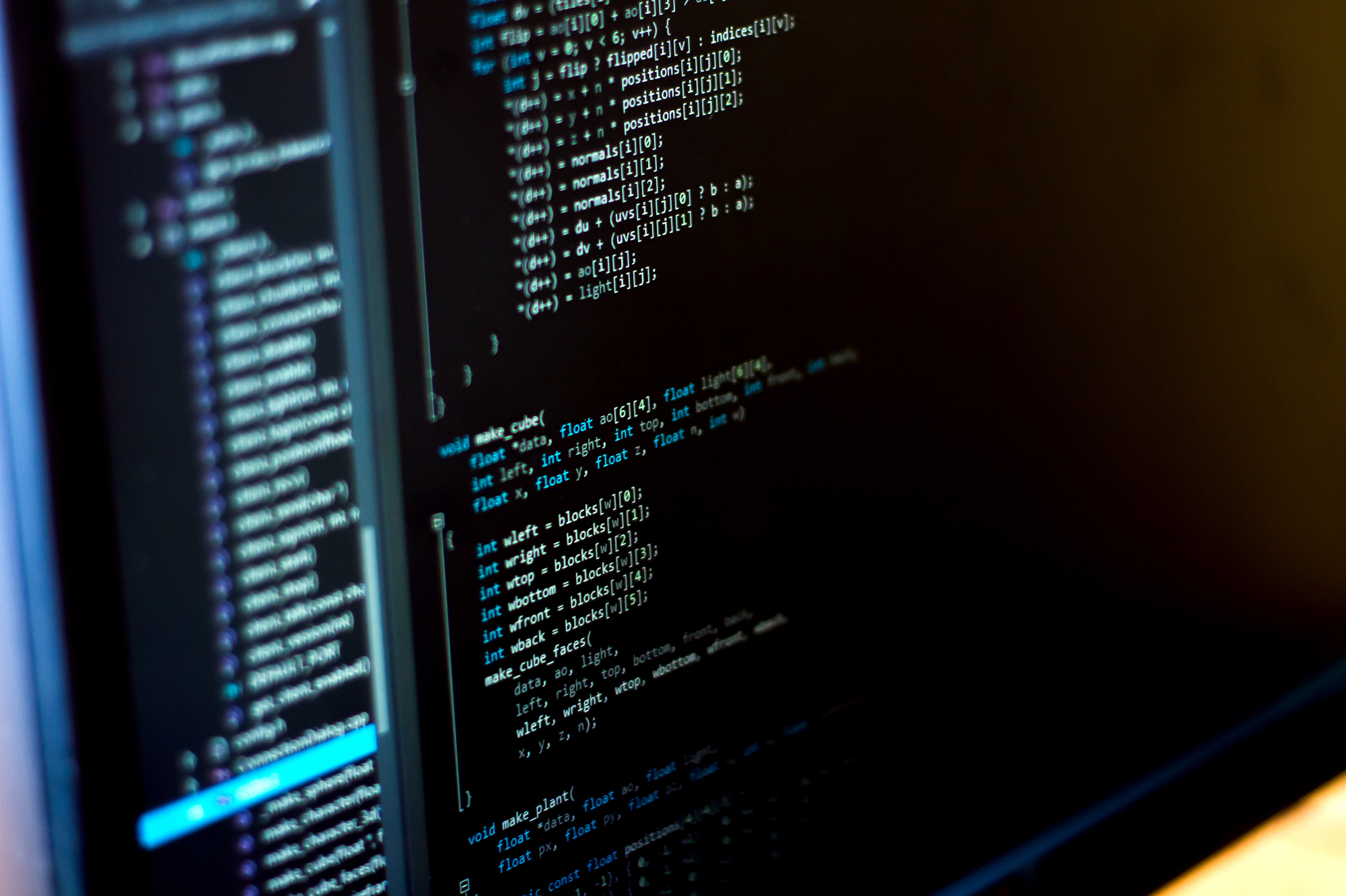 2 Bildschirme, auf denen diverse Ziffern und Codes zu sehen sind