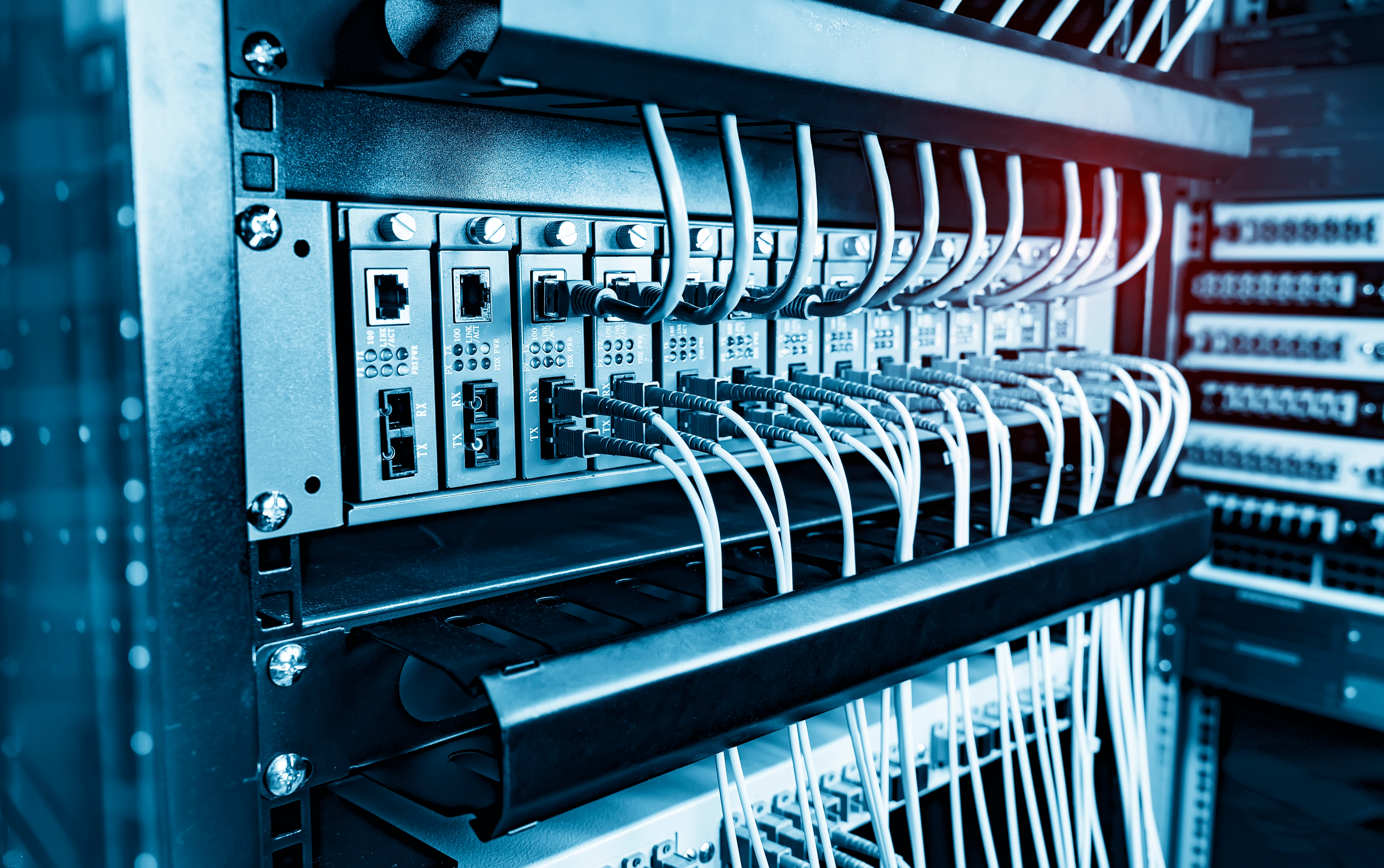 Kabel und Anschlüsse in einem Rechenzentrum