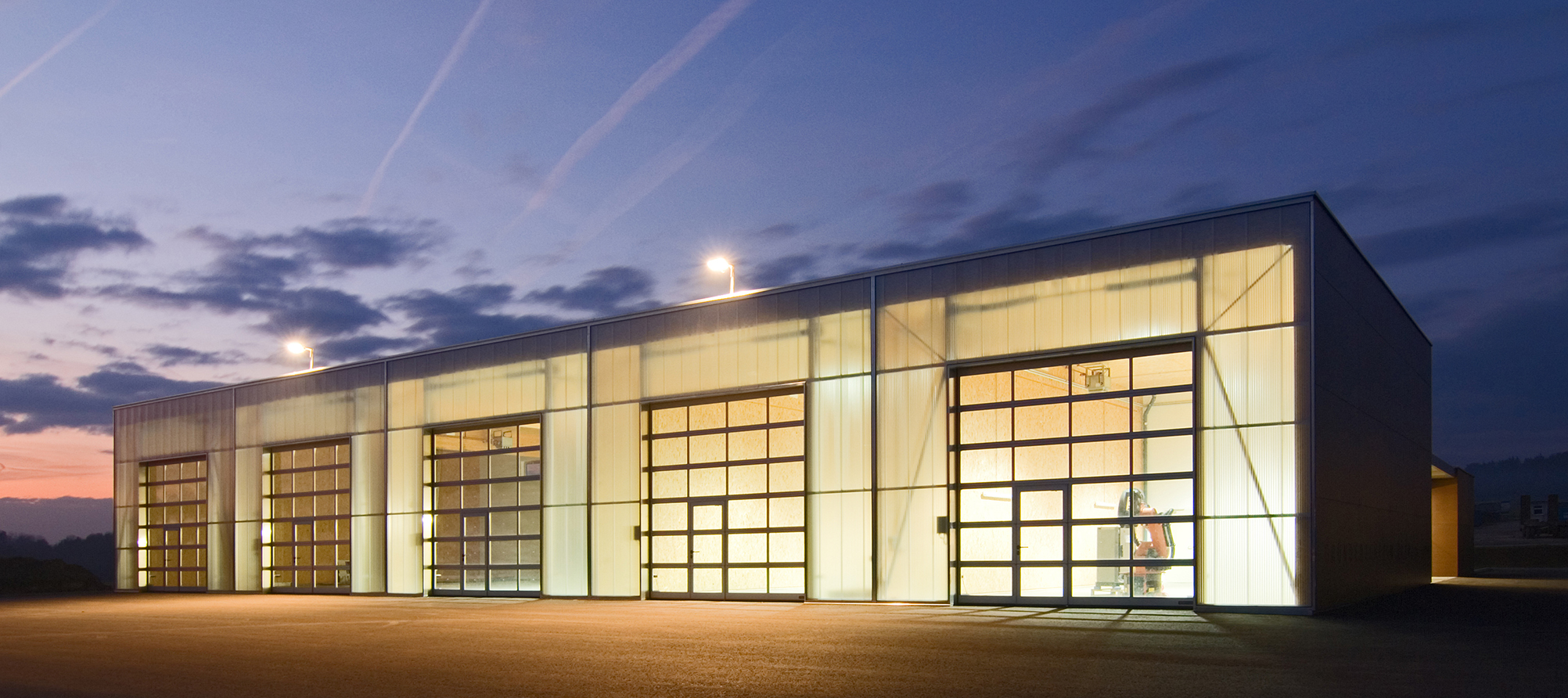 Hörmann Halle beleuchtet am Abend