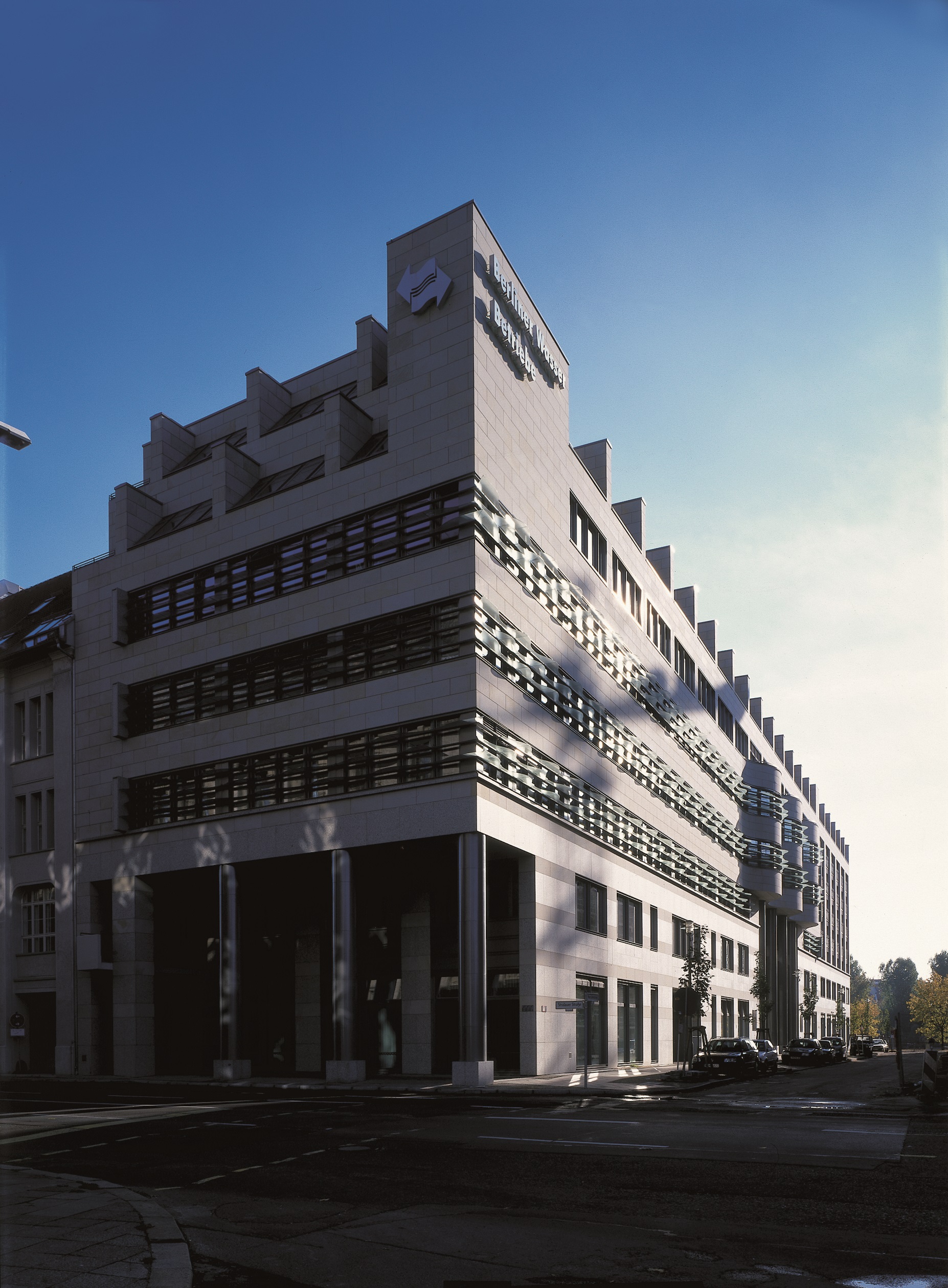Gebäude der Berliner Wasserbetriebe im Schatten