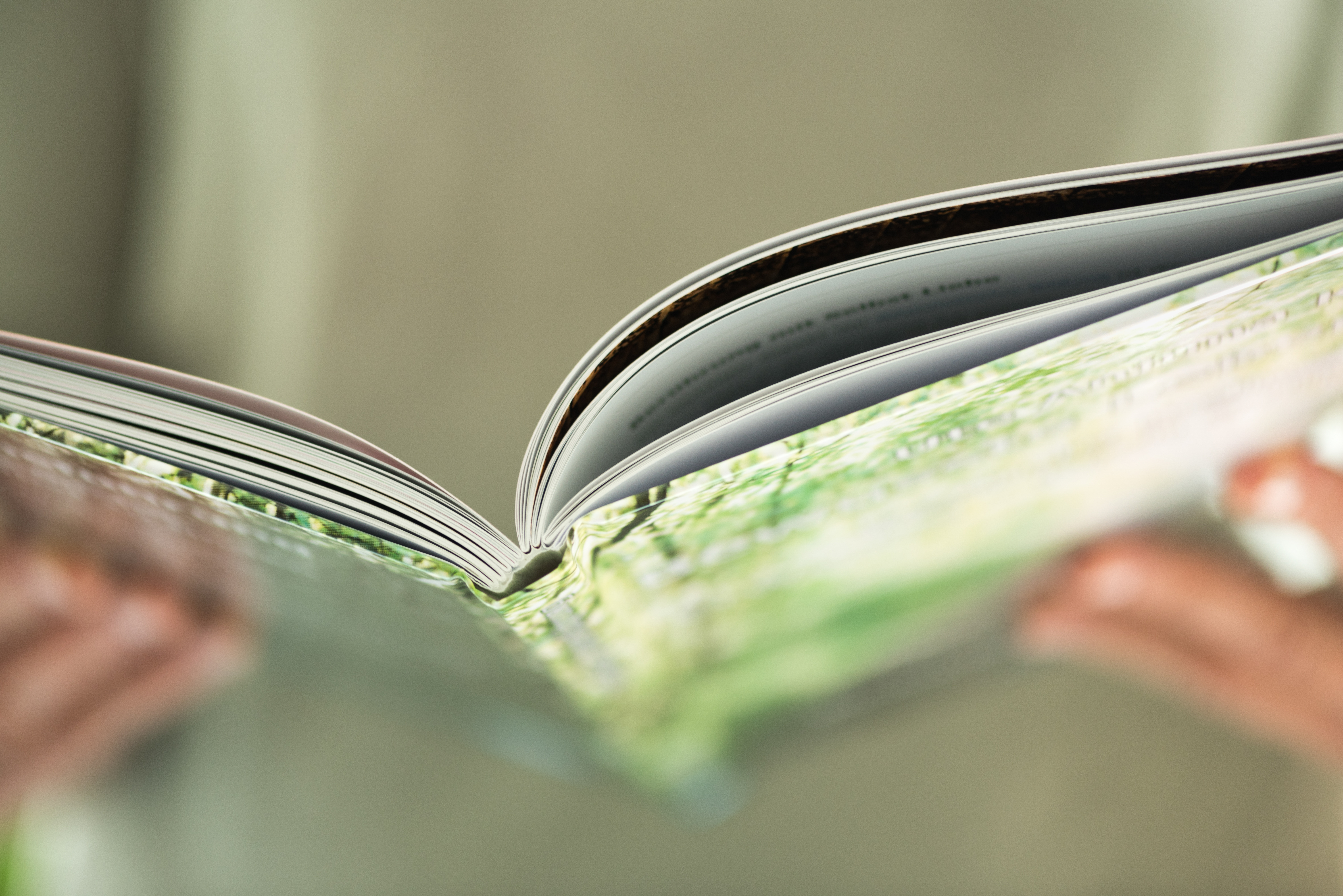 Gebundenes Buch in der Hand einer Frau