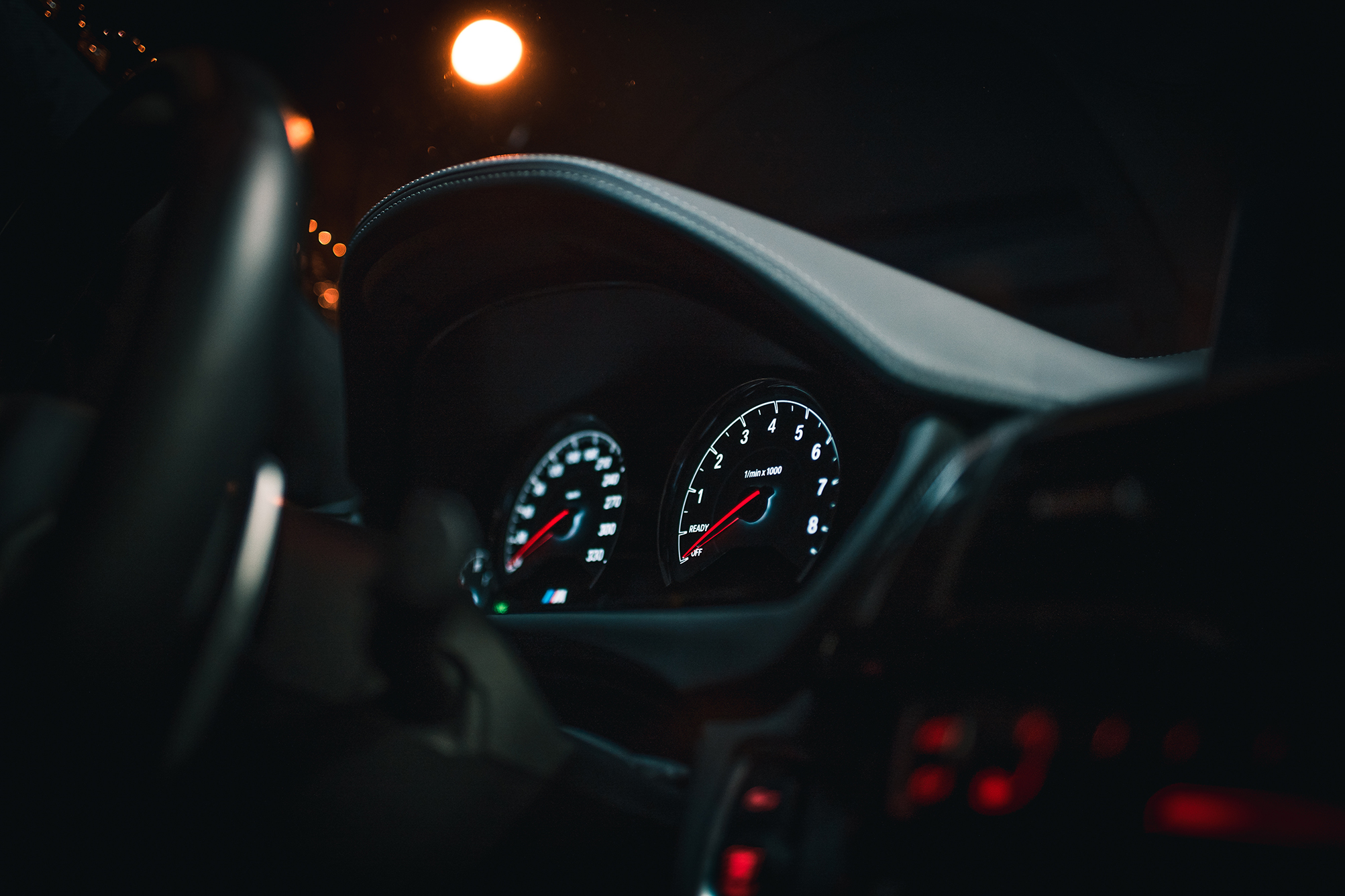 Cockpit eines Autos in schwarz