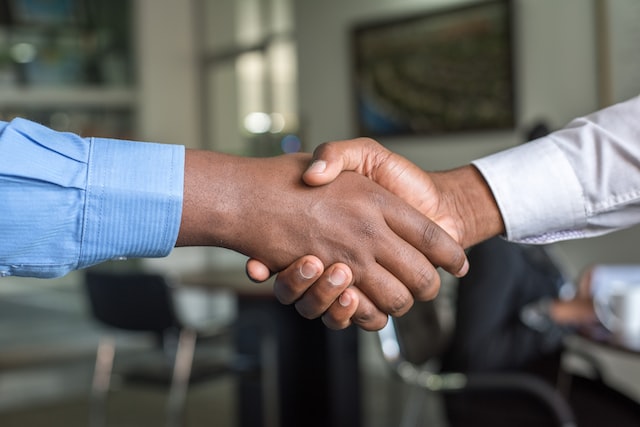 2 Männerhände, die sich die Hand geben